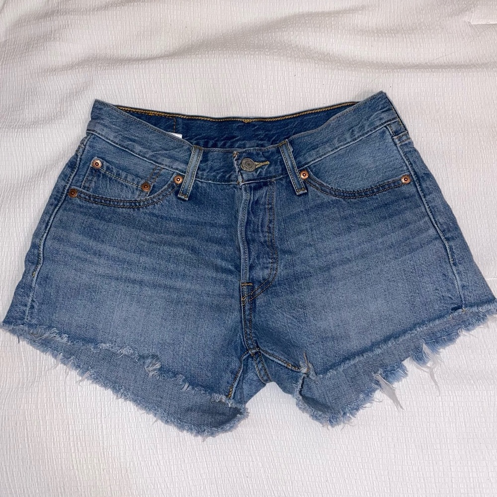 Levi’s high rise button up shorts